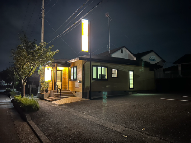 夜の店舗外観