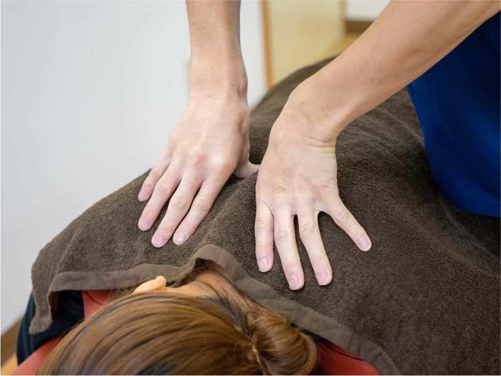 栃木県真岡市の真岡ケアラボ接骨院での施術風景の写真