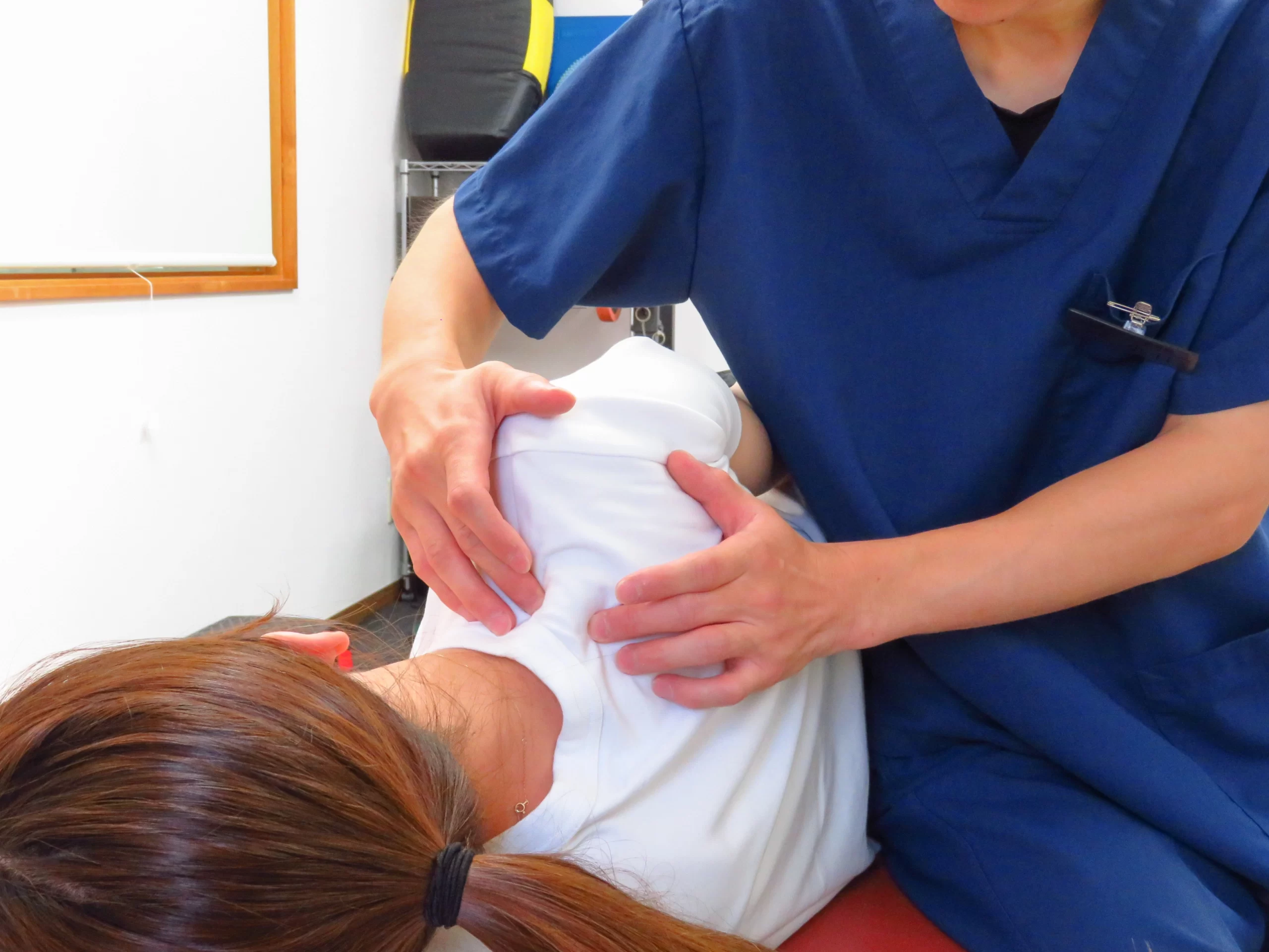 栃木県真岡市の真岡ケアラボ接骨院での施術風景の写真